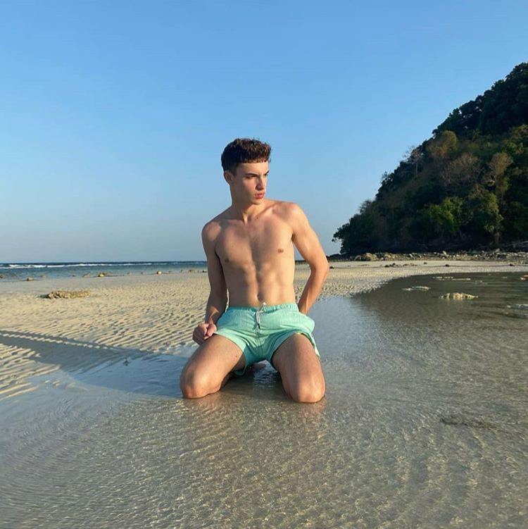 ถอดโชว์เรือนร่าง 2600