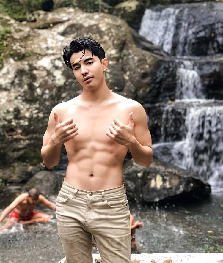 ถอดโชว์เรือนร่าง 2600