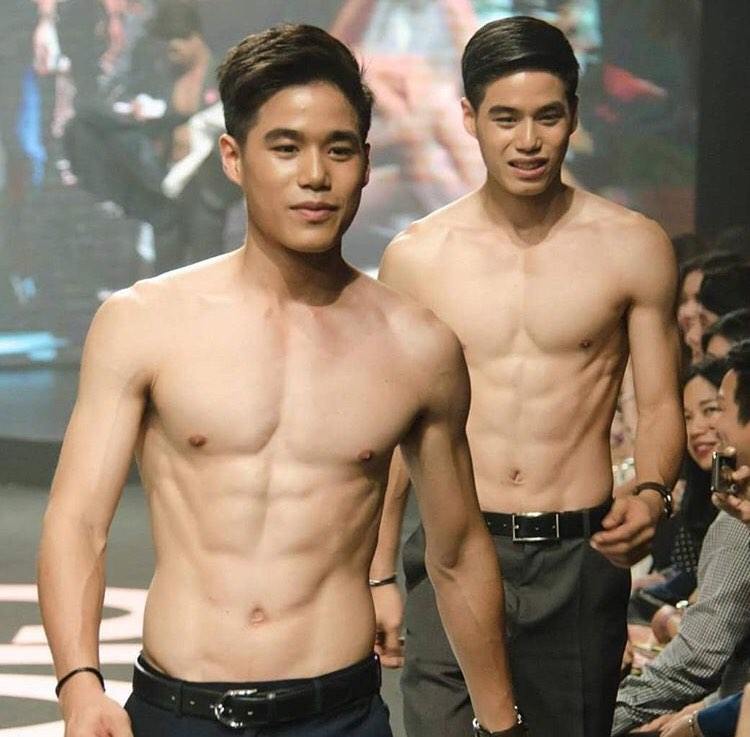 เปิดวาร์ป แฝดหนุ่มน้อย หุ่นแซ่บ @pongpunthetwin