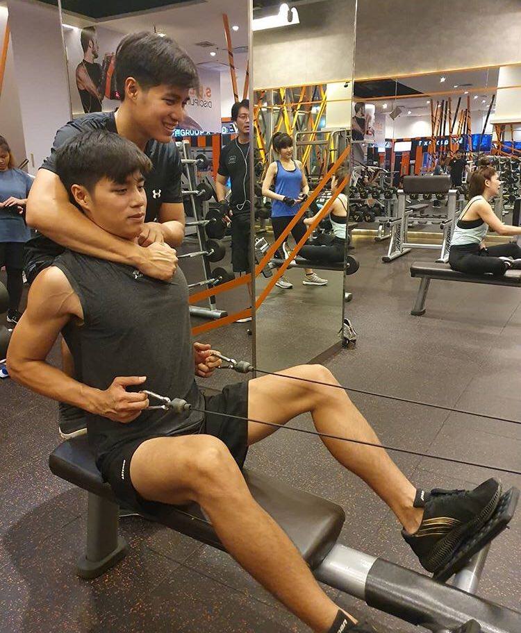 เปิดวาร์ป แฝดหนุ่มน้อย หุ่นแซ่บ @pongpunthetwin