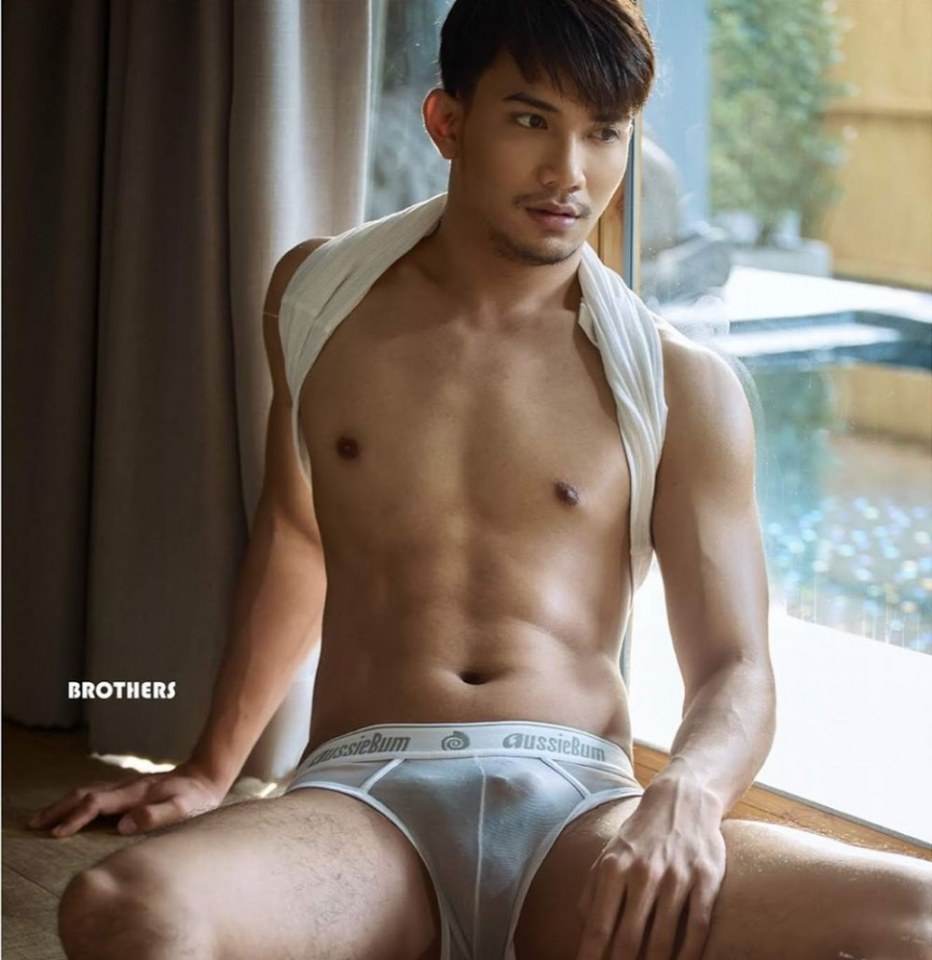 หนุ่มหล่อขึ้นปก 562