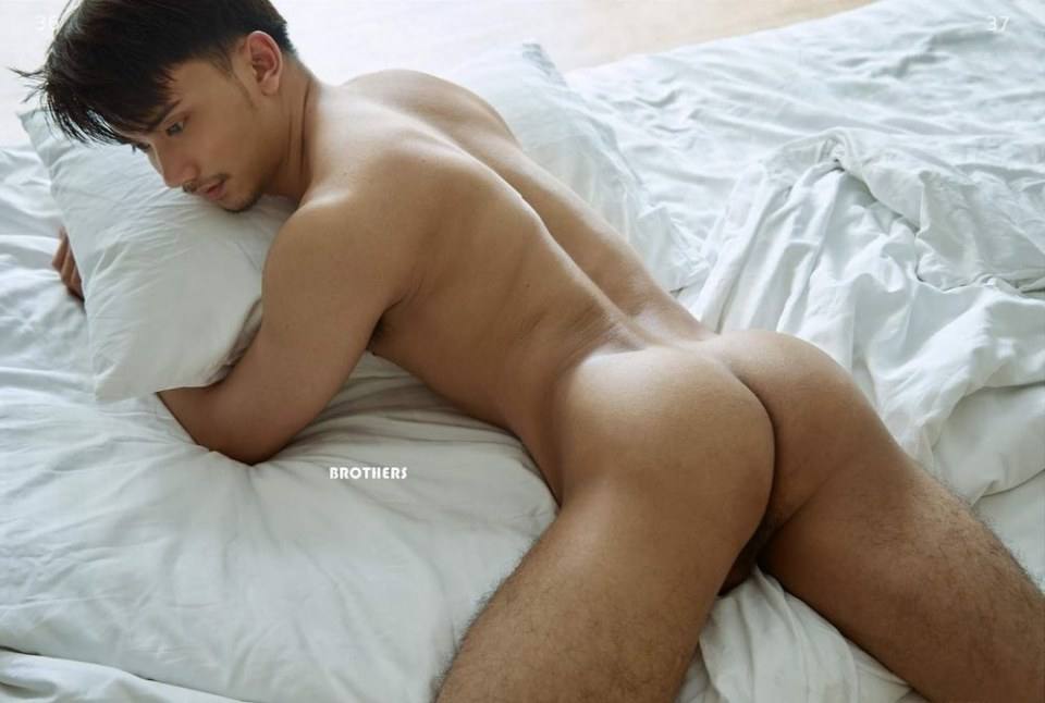 หนุ่มหล่อขึ้นปก 562