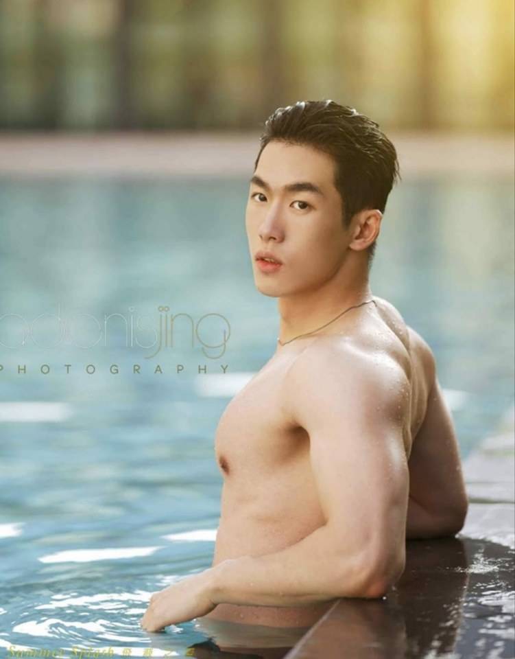 หนุ่มหล่อขึ้นปก 565