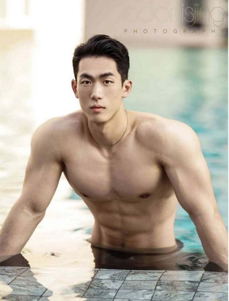 หนุ่มหล่อขึ้นปก 565