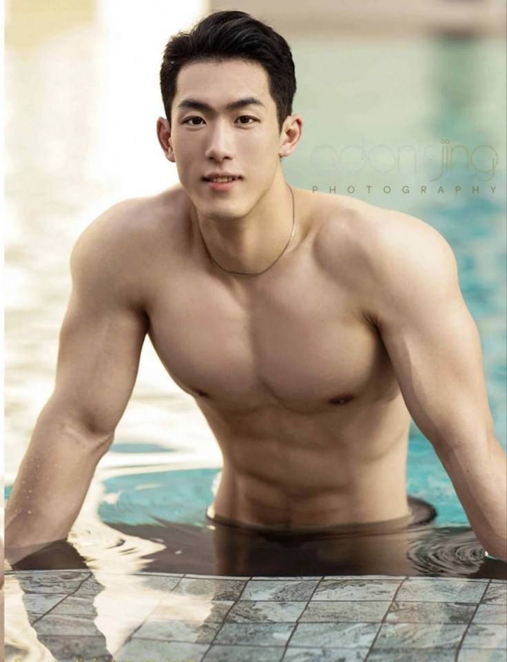 หนุ่มหล่อขึ้นปก 565