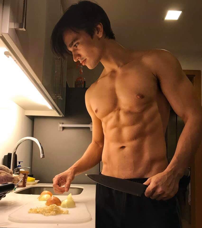สามีกำลังทำอาหารให้กินค่ะ