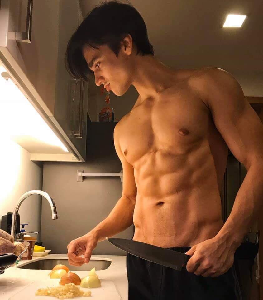 สามีกำลังทำอาหารให้กินค่ะ