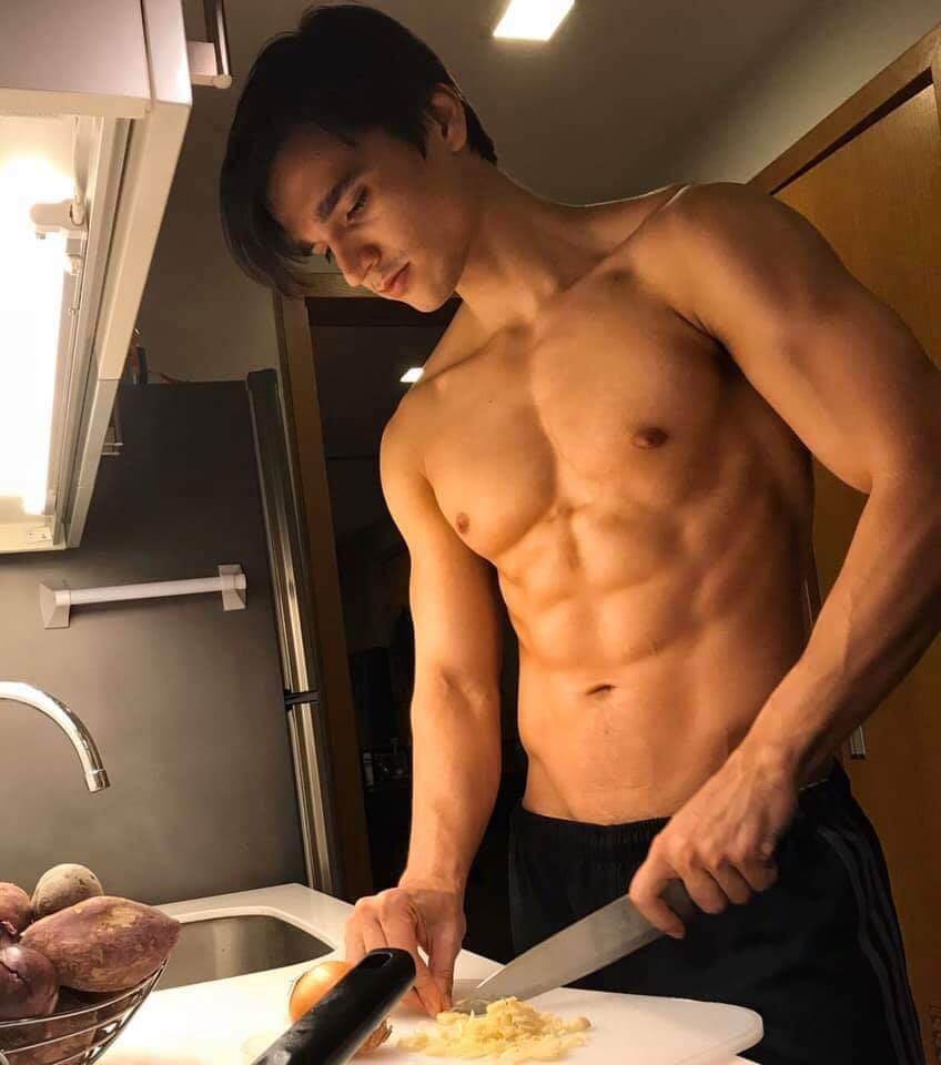 สามีกำลังทำอาหารให้กินค่ะ