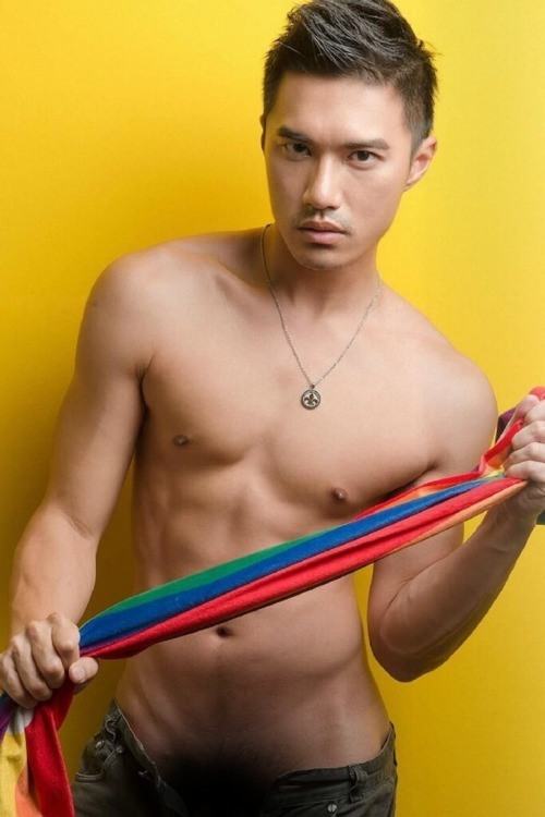 น้ำลายหนืดมีอาการไอและเหมือนมีเสมหะติดในลำคอ..ขอแนะนำยาอมสมุนไผ ตรา (2ชายแก้ผ้าคนหนึ่งนั่งคุกเข่าอีกคนยืนอยู่หน้าหันมาเข้าหากัน)