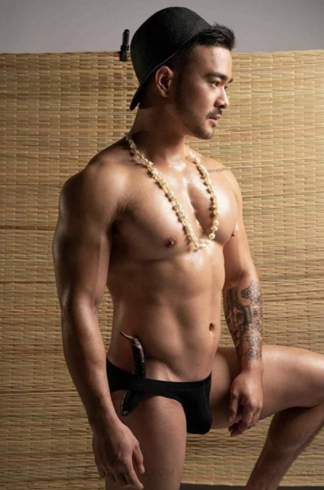 เรียนจบมาสูงกว่าปริญญาตรี..แต่ฉันไม่มีวุฒิขนาดประถมมัธยมฉันยังไม่ยอมเรียนให้จบเลยตัวหนังสือก็ทำอะไรชั้นไม่ได้(ชั้นเก่งกว่า)