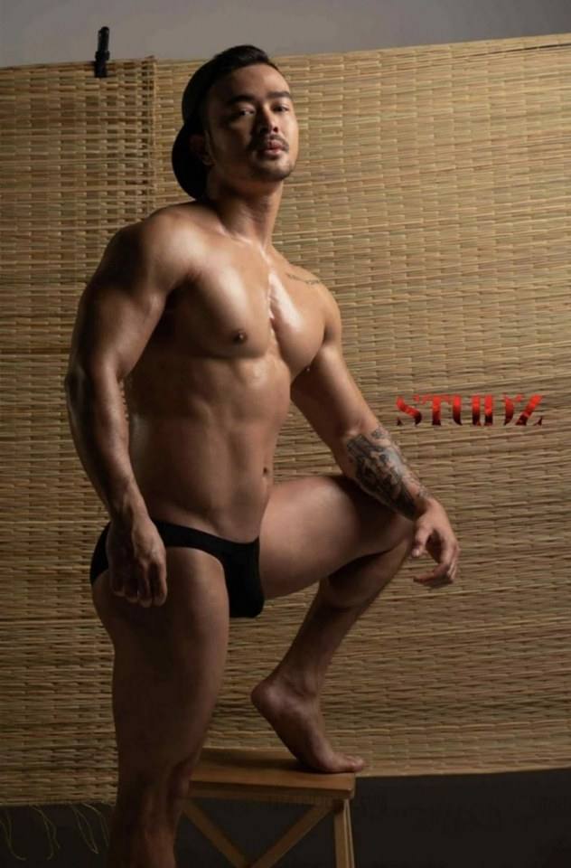 เรียนจบมาสูงกว่าปริญญาตรี..แต่ฉันไม่มีวุฒิขนาดประถมมัธยมฉันยังไม่ยอมเรียนให้จบเลยตัวหนังสือก็ทำอะไรชั้นไม่ได้(ชั้นเก่งกว่า)