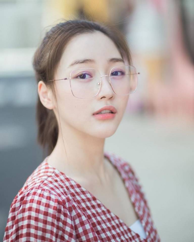 พลอย​ ช​นิ​กานต์​