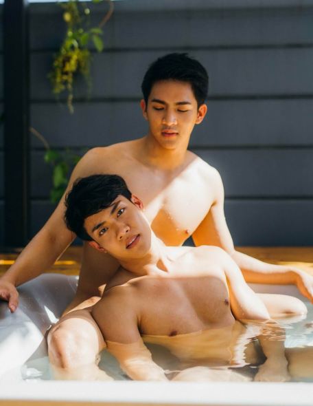 ใครจะสนใจแค่ผู้ชายเปลือยกาย2คน