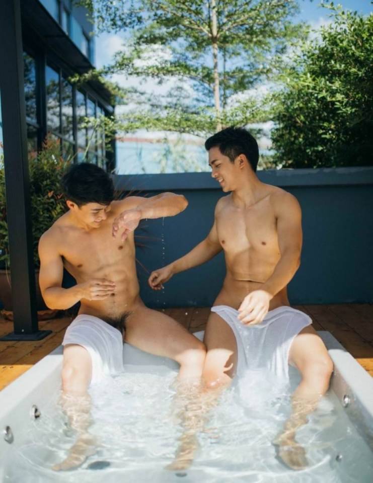 ใครจะสนใจแค่ผู้ชายเปลือยกาย2คน