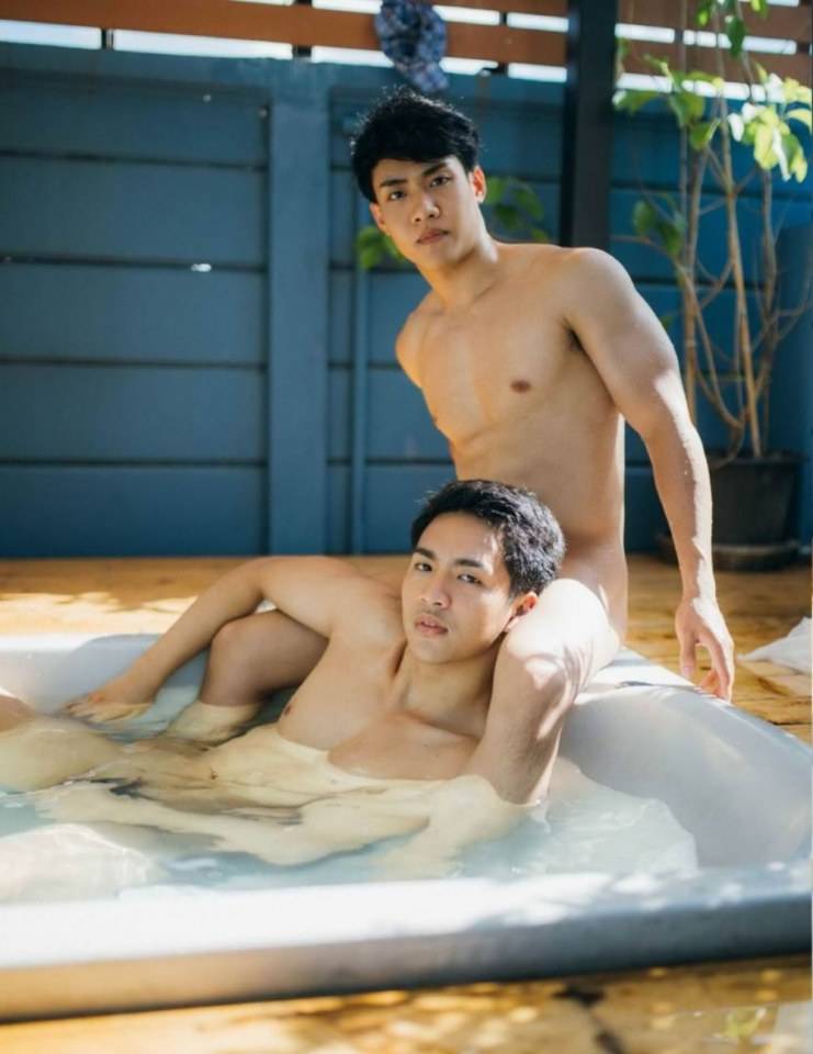 ใครจะสนใจแค่ผู้ชายเปลือยกาย2คน