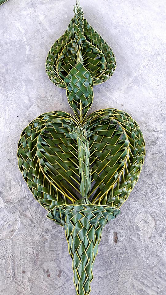 Thai handiwork - coconut leaves folding by ภูผา แม่น้ำ ม่านหมอก