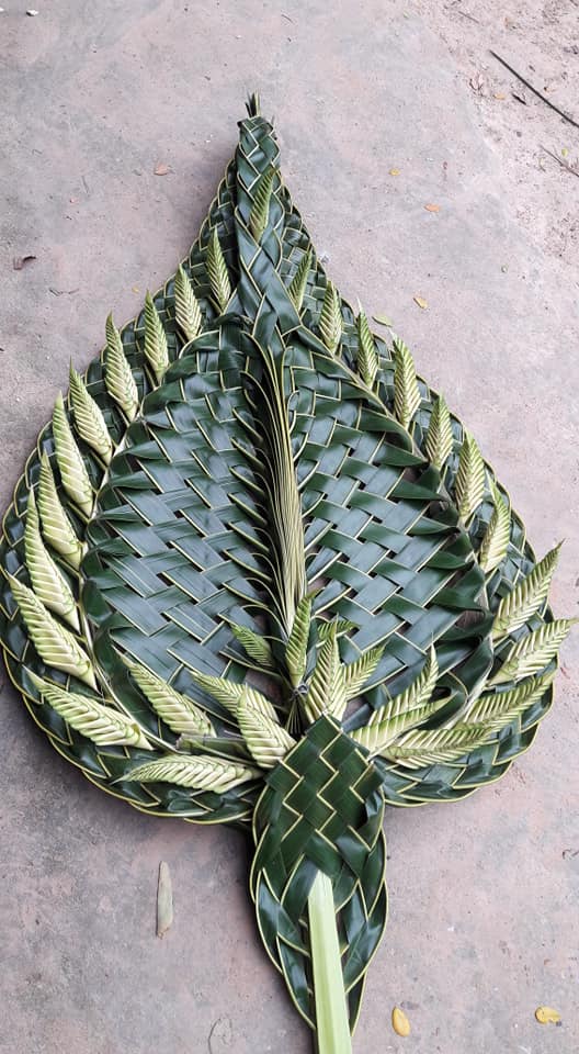 Thai handiwork - coconut leaves folding by ภูผา แม่น้ำ ม่านหมอก
