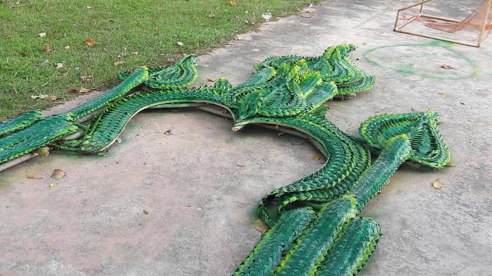 Thai handiwork - coconut leaves folding by ภูผา แม่น้ำ ม่านหมอก