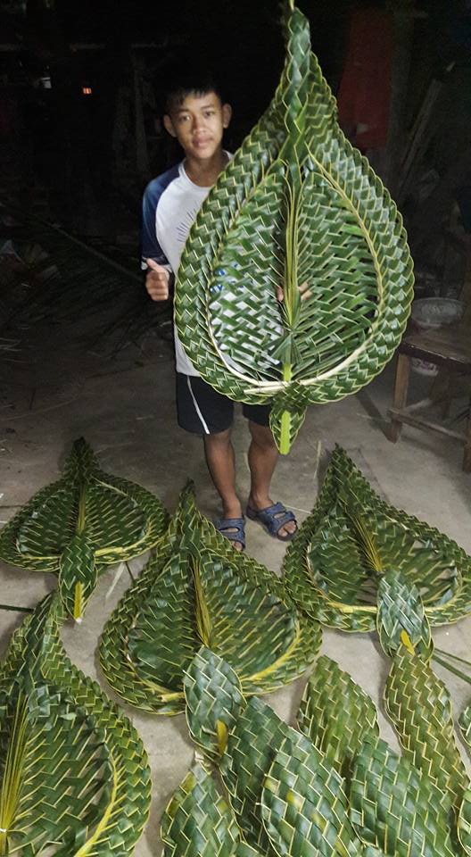 Thai handiwork - coconut leaves folding by ภูผา แม่น้ำ ม่านหมอก