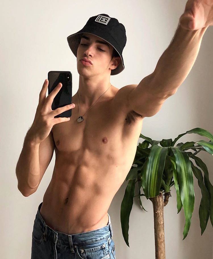 เปิดวาร์ปนายแบบหล่อ Manu Rios