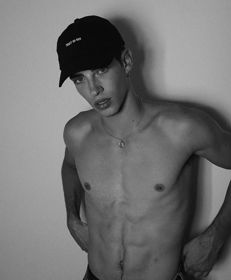 เปิดวาร์ปนายแบบหล่อ Manu Rios