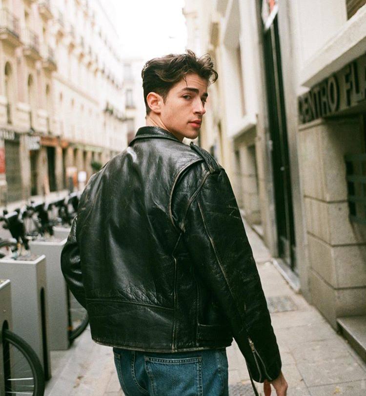 เปิดวาร์ปนายแบบหล่อ Manu Rios