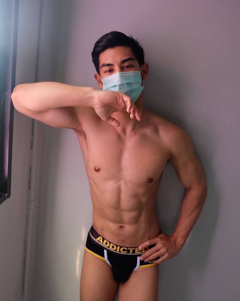 หนุ่มหล่อขายเซ็กซี่