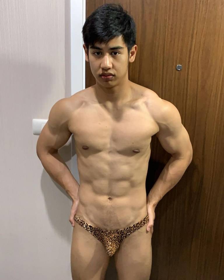 หนุ่มหล่อขายเซ็กซี่