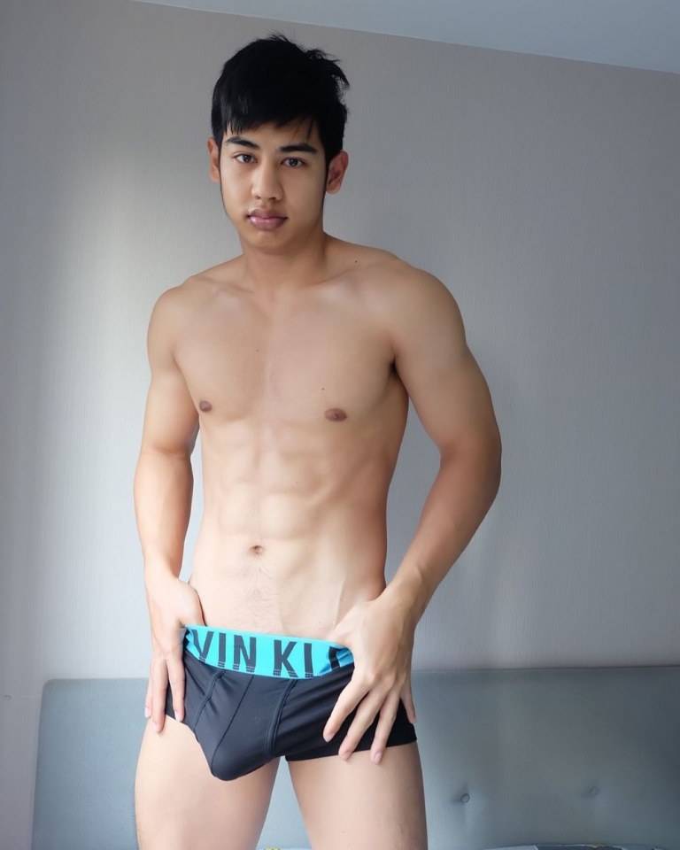 หนุ่มหล่อขายเซ็กซี่