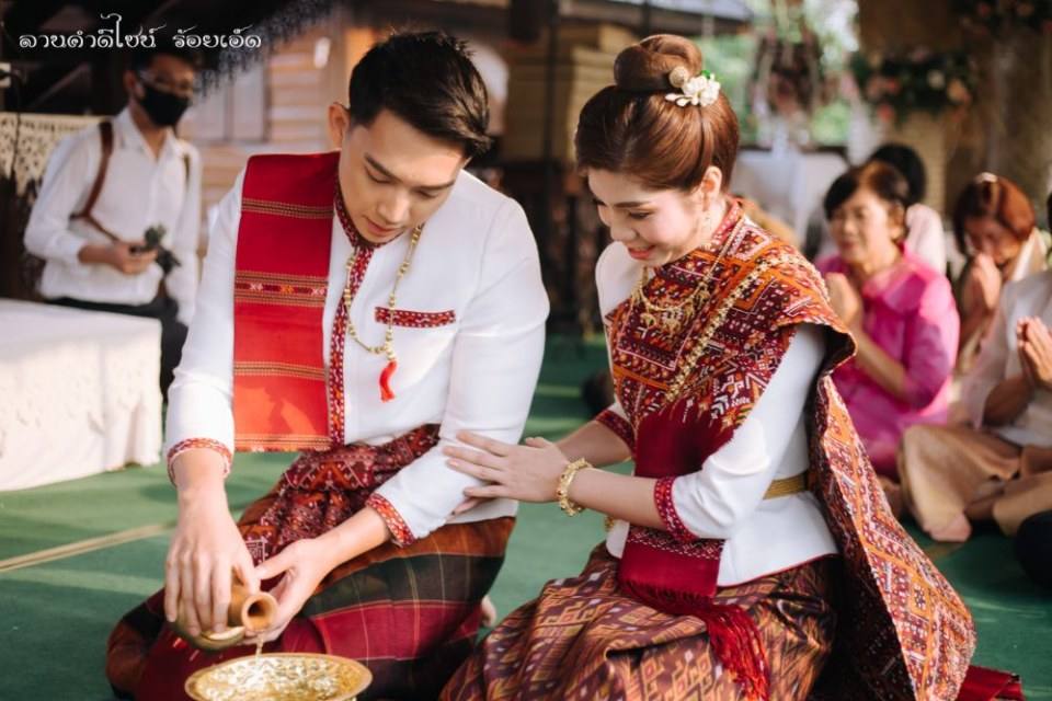 ชุดแต่งงานอีสาน (งานกินดอง), Thailand.