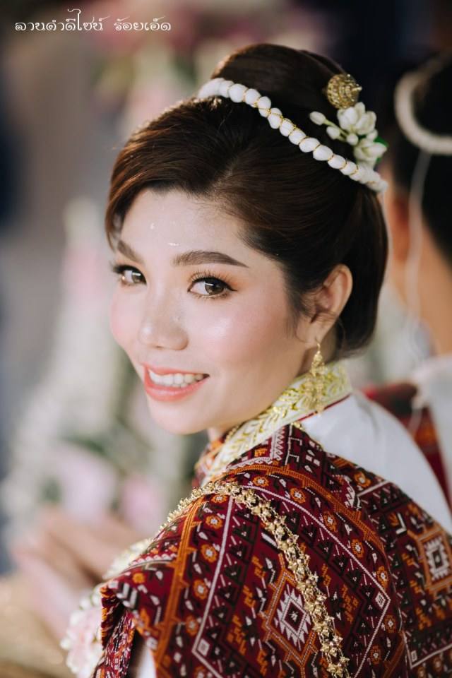 ชุดแต่งงานอีสาน (งานกินดอง), Thailand.