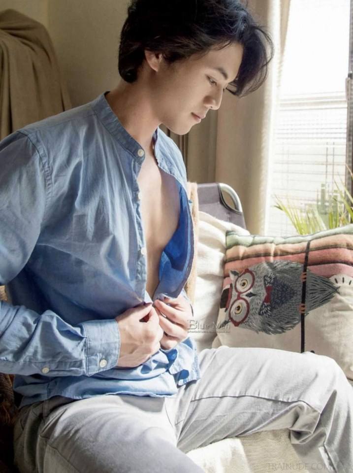 หนุ่มหล่อขึ้นปก 603