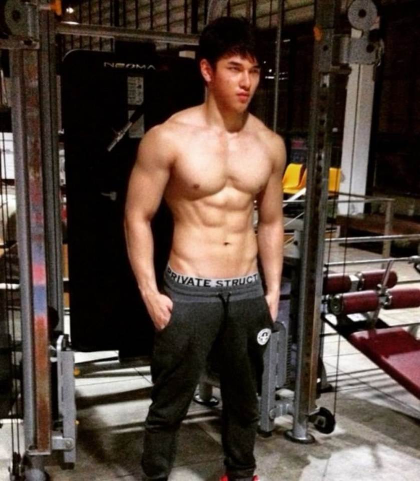 มอส วัชร์ศรณ์ นายแบบหนุ่มหล่อ หน้าใส แน่นทุกสัดสวย