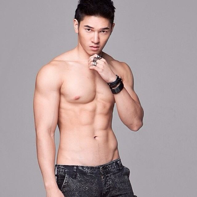 มอส วัชร์ศรณ์ นายแบบหนุ่มหล่อ หน้าใส แน่นทุกสัดสวย