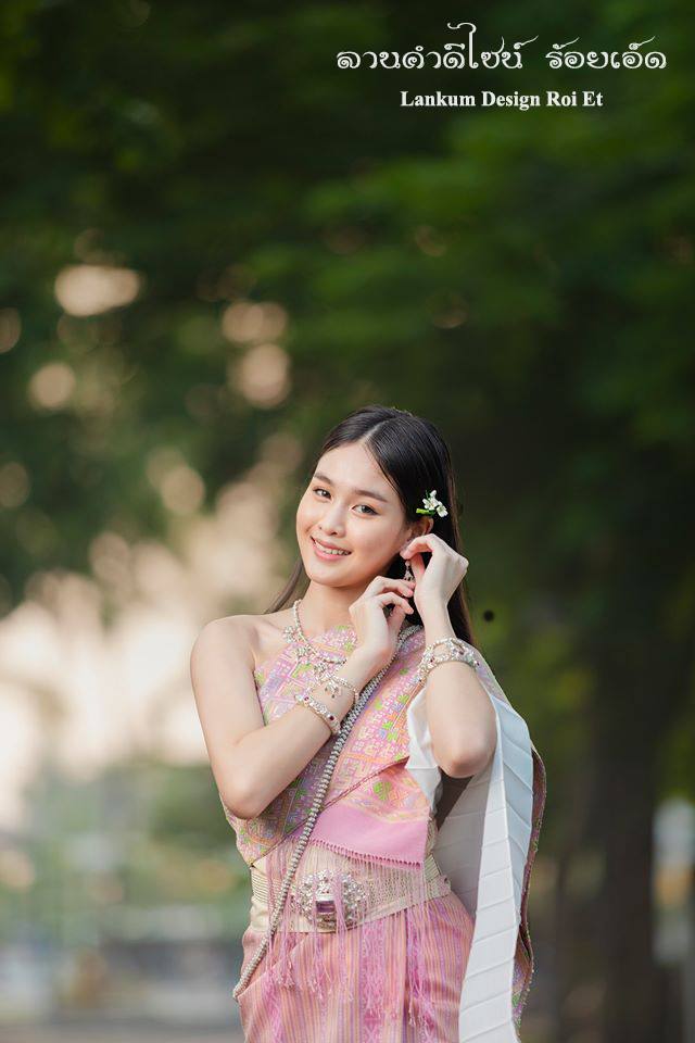 ชุดแต่งงานอีสาน (งานกินดอง), Thailand.