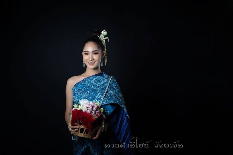 ชุดแต่งงานอีสาน (งานกินดอง), Thailand.