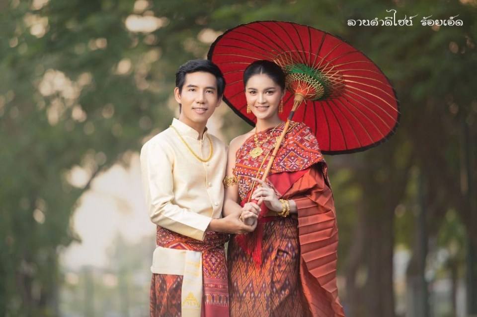 ชุดแต่งงานอีสาน (งานกินดอง), Thailand.