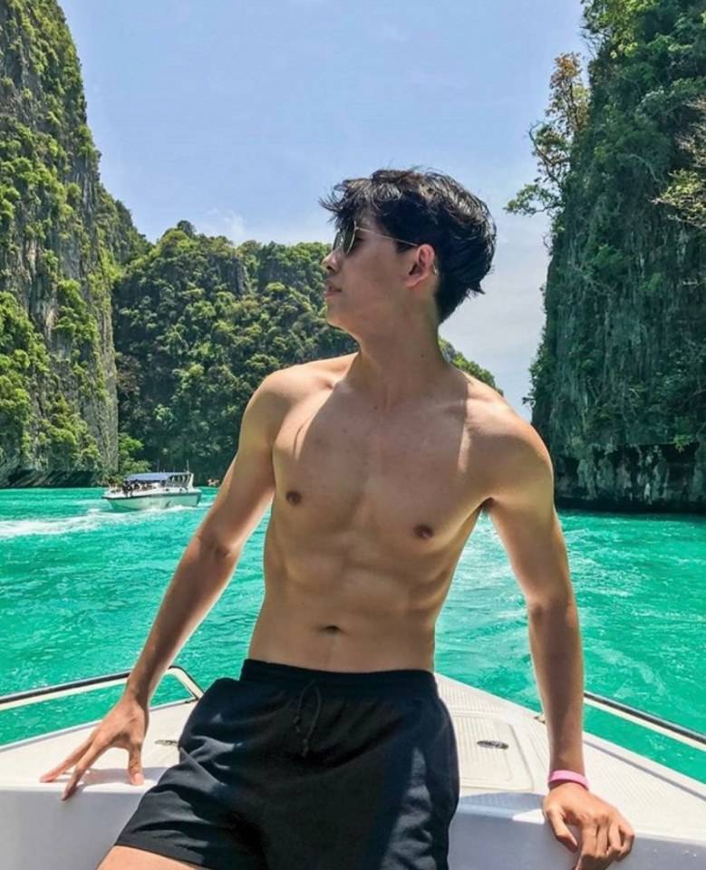 ถอดโชว์เรือนร่าง 2646