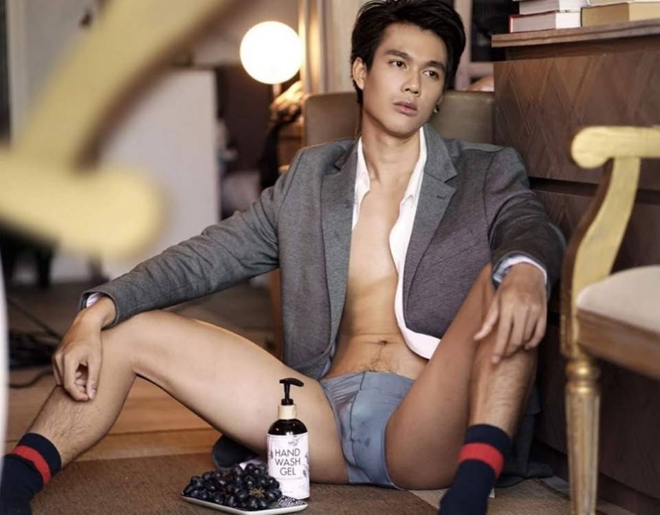 หนุ่มหล่อขึ้นปก 642