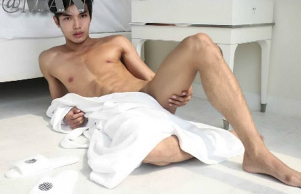 หนุ่มหล่อขึ้นปก 653