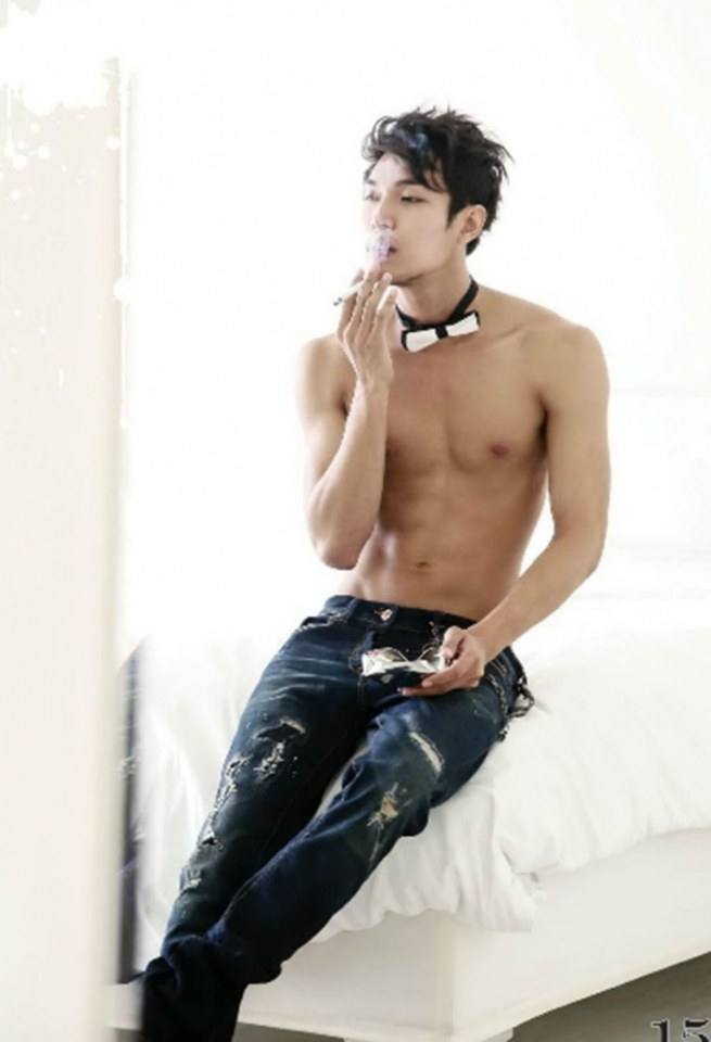 หนุ่มหล่อขึ้นปก 653