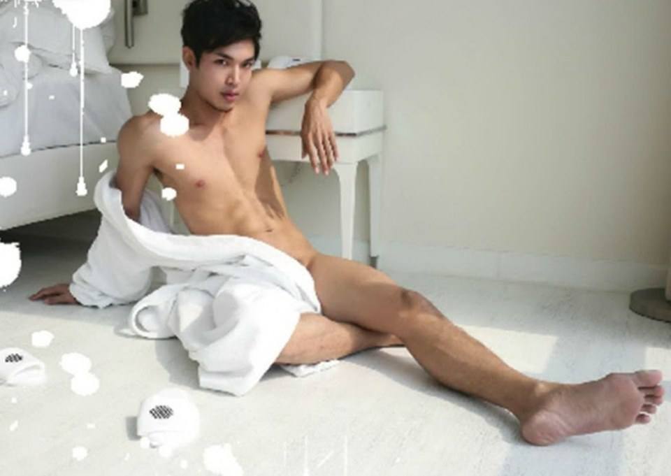 หนุ่มหล่อขึ้นปก 653
