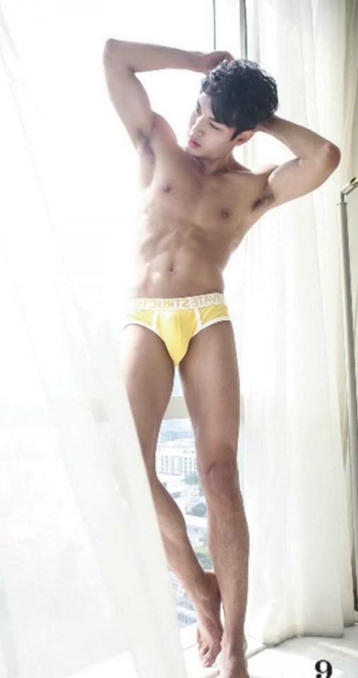หนุ่มหล่อขึ้นปก 653