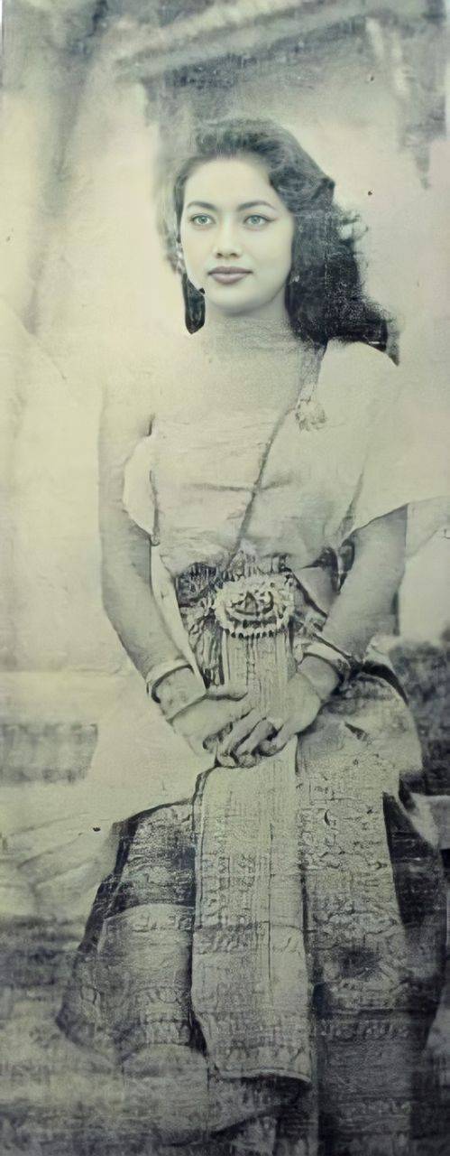 Photograph of Siamese: Traditional Outfit.