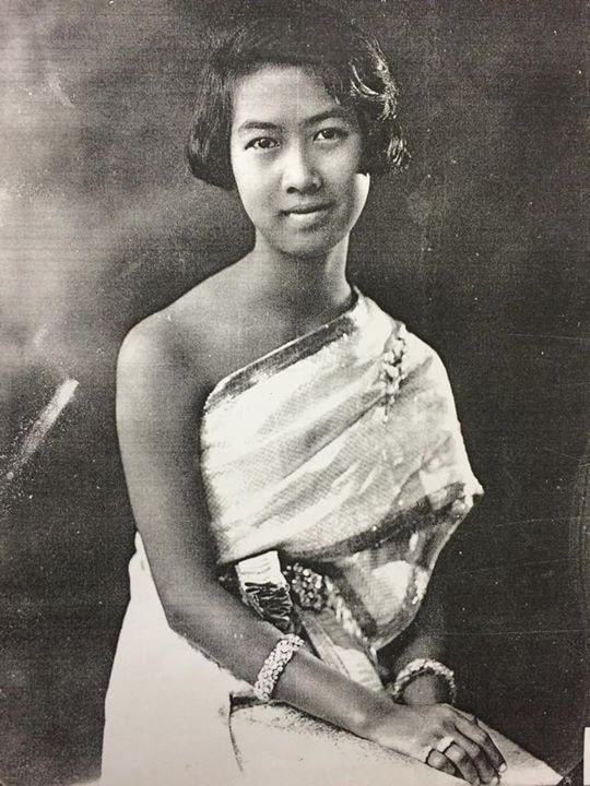 Photograph of Siamese: Traditional Outfit.