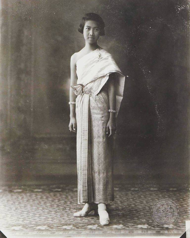 Photograph of Siamese: Traditional Outfit.