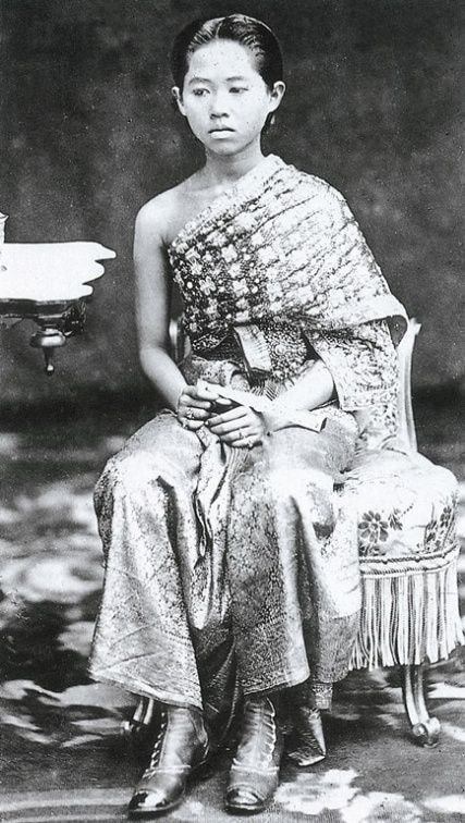 Photograph of Siamese: Traditional Outfit.