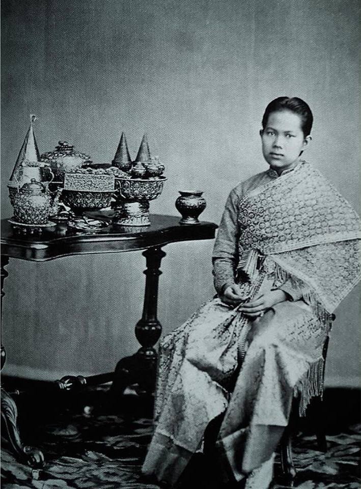 Photograph of Siamese: Traditional Outfit.