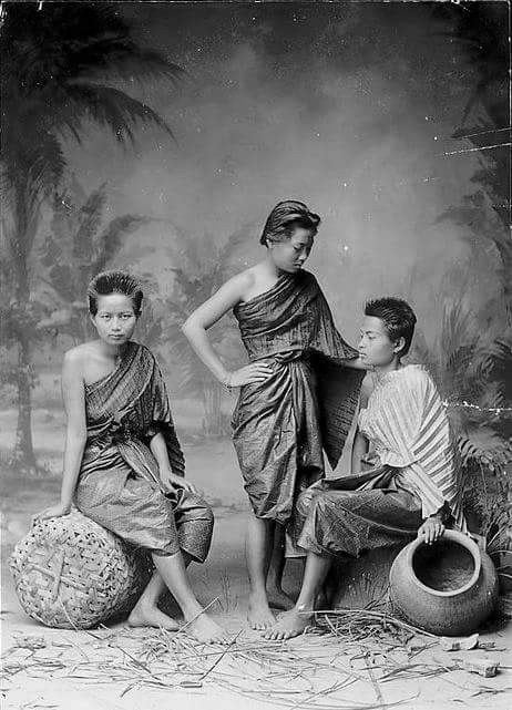 Photograph of Siamese: Traditional Outfit.