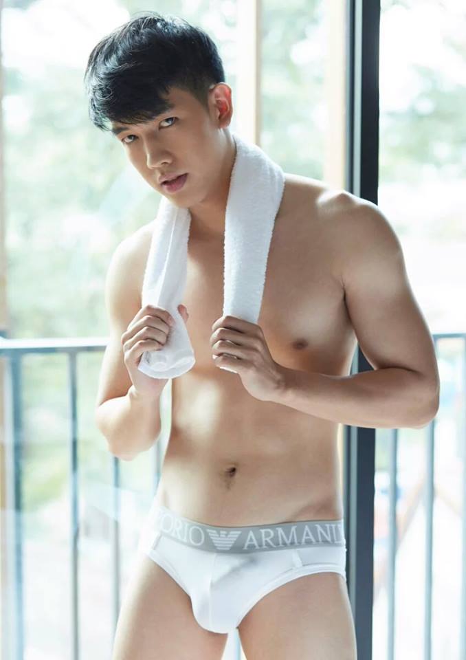 หล่อใสขาวตี๋ พร้อมของใหญ่ติดตัว